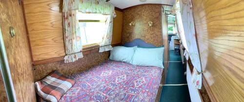 Stone House | Stone - Boat - Sleeps 2 - Pet Friiendly- 85ws