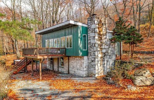 Kabletown House | Stone Cabin on Valley View - Firepit & Hot Tub