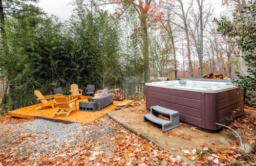 Kabletown House | Stone Cabin on Valley View - Firepit & Hot Tub