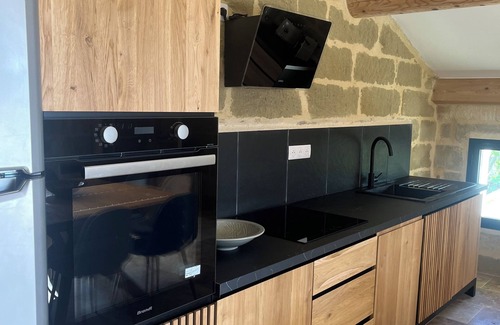 Saint-Quentin-la-Poterie Apartment | Stone-built cocoon in the center of the village, roof terrace and whirlpool bath