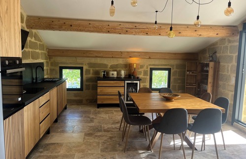 Saint-Quentin-la-Poterie Apartment | Stone-built cocoon in the center of the village, roof terrace and whirlpool bath