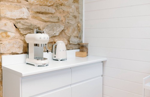 Aldgate Cottage | Stone Gate CottagenModern meets Charm