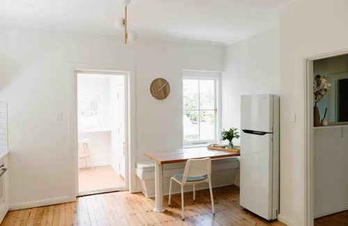 Aldgate Cottage | Stone Gate CottagenModern meets Charm