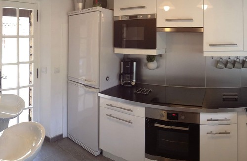 Murs House | Stone house in Luberon, heated infinity pool, patio, near Gordes