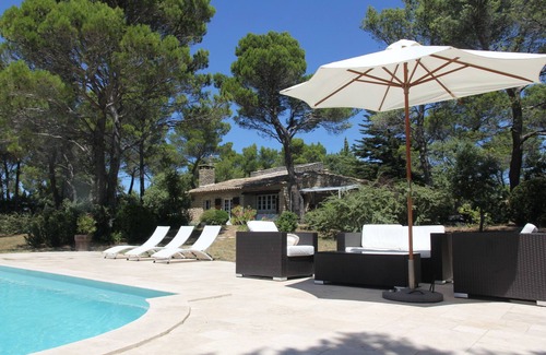 Murs House | Stone house in Luberon, heated infinity pool, patio, near Gordes