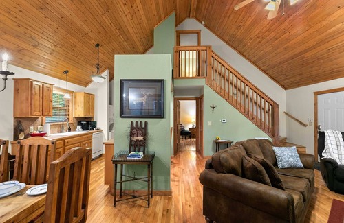 Branson West Cabin | StoneBridge 2 Bedroom Lodge - Walkway In, Peaceful Setting, Private Parking - Lodge #25