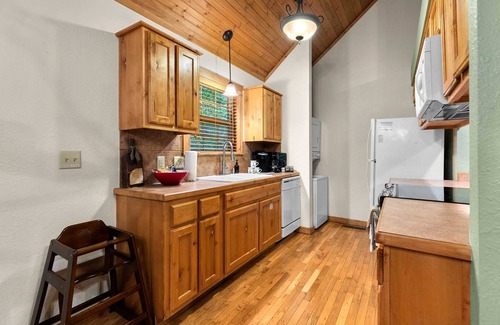Branson West Cabin | StoneBridge 2 Bedroom Lodge - Walkway In, Peaceful Setting, Private Parking - Lodge #25