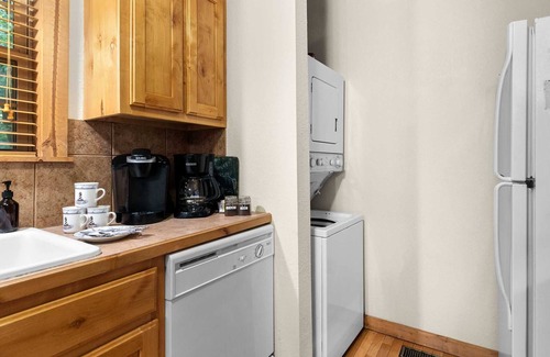 Branson West Cabin | StoneBridge 2 Bedroom Lodge - Walkway In, Peaceful Setting, Private Parking - Lodge #25