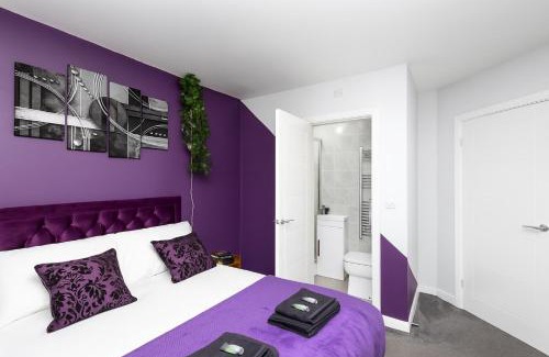 Leeds Apartment | Stonecliffe Homes by Alt-Stay Leeds 6 Bedroom Contractor and Corporate Accommodation - 2x Semi Detached Houses with 2 Kitchens, 2 Living Rooms, 4 Bathrooms, Parking, Netflix and Fast Wi Fi - Long Stay Ready with Weekly and Monthly Rates