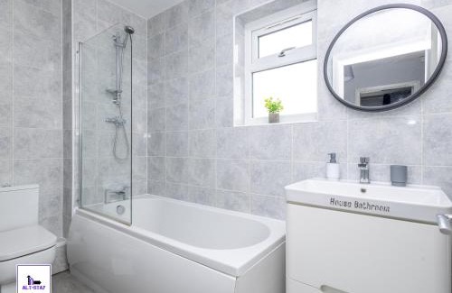 Leeds Apartment | Stonecliffe Homes by Alt-Stay Leeds 6 Bedroom Contractor and Corporate Accommodation - 2x Semi Detached Houses with 2 Kitchens, 2 Living Rooms, 4 Bathrooms, Parking, Netflix and Fast Wi Fi - Long Stay Ready with Weekly and Monthly Rates