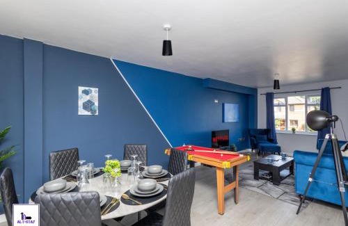 Leeds House | Stonecliffe Thirty Five By Alt-Stay - 3 Bed Contractor and Relocation Accommodation with Ensuite Bedroom, Parking, Kitchen, Laundry, Pool Table, Fast Wi Fi and Smart TV - Long Stay Ready with Weekly and Monthly Rates