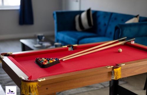 Leeds House | Stonecliffe Thirty Five By Alt-Stay - 3 Bed Contractor and Relocation Accommodation with Ensuite Bedroom, Parking, Kitchen, Laundry, Pool Table, Fast Wi Fi and Smart TV - Long Stay Ready with Weekly and Monthly Rates