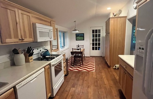 Empire House | Stonegable: Perfect couples retreat;quiet, private, modern, close to everything!