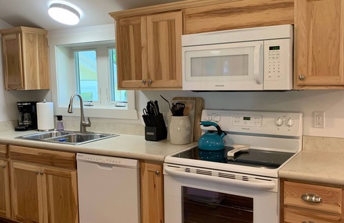 Empire House | Stonegable: Perfect couples retreat;quiet, private, modern, close to everything!