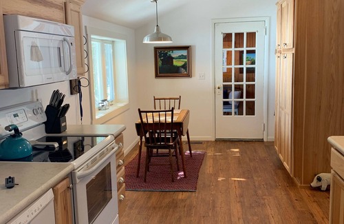 Empire House | Stonegable: Perfect couples retreat;quiet, private, modern, close to everything!