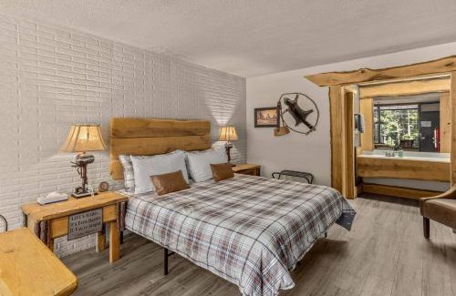 Eureka Springs Apartment | Stonegate Lodge King Bed Fast WiFi 50in Roku TV Salt Water Pool Room # 304