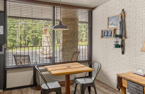 Eureka Springs Apartment | Stonegate Lodge King Bed Fast WiFi 50in Roku TV Salt Water Pool Room # 304