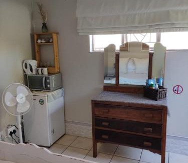 Oudtshoorn Apartment | Stonehenge Cottage