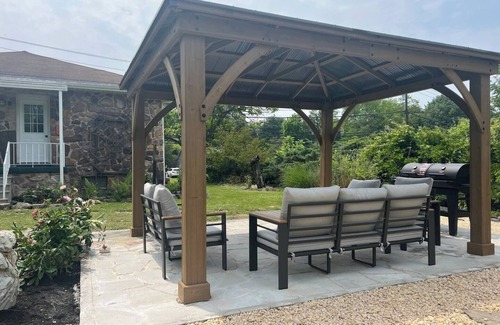 Harrisburg House | Stonehouse- A private Retreat, Pet Friendly near hershey and PA farmshow.