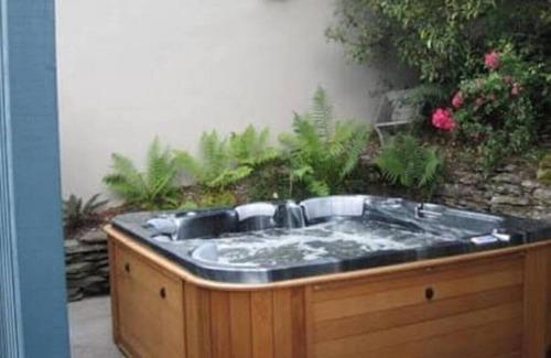 Queenstown City Centre Apartment | Stonehouse Mini - walk to town with shared spa