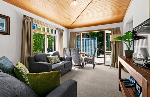 Queenstown City Centre Apartment | Stonehouse Mini - walk to town with shared spa