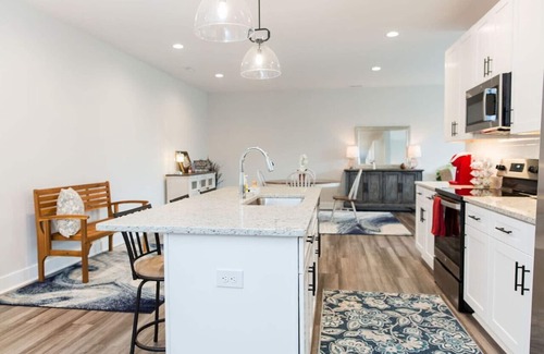 Forest Condo | Stoney Ridge · Cozy 1st Level King Bed Suite - 2 bed 2 bath!