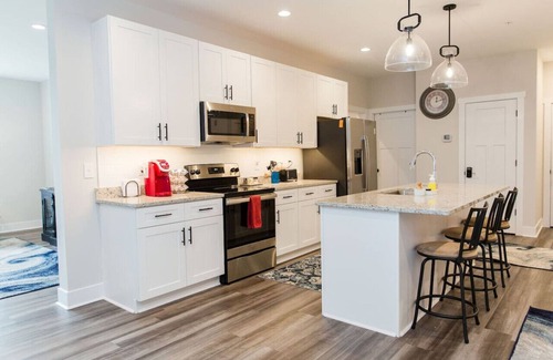 Forest Condo | Stoney Ridge · Cozy 1st Level King Bed Suite - 2 bed 2 bath!