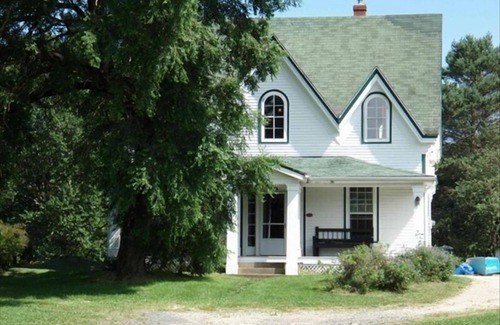 Chester House | Stoneybrook House - historic property on 1.7 acres of land
