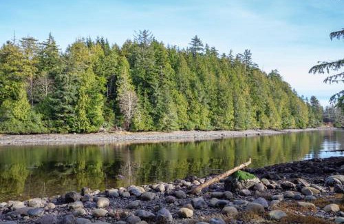 Ucluelet House | Storm Bay, Modern 1 Bed Suite and Chefs Kitchen