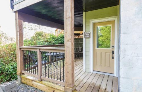 Ucluelet House | Storm Bay, Modern 1 Bed Suite and Chefs Kitchen