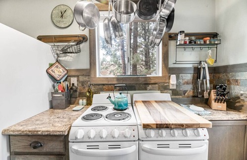 Big Bear City Cottage | Story Book Cottage w/Spa, Close To Free Trolley
