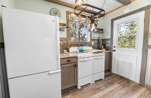 Big Bear City Cottage | Story Book Cottage w/Spa, Close To Free Trolley