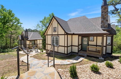 Eureka Springs Historic District Cottage | Storybook Cottage at Tudor Suites
