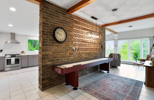 New Market Cabin | Storybook Lodge: Hot tub. 75 inch TV. Near Luray