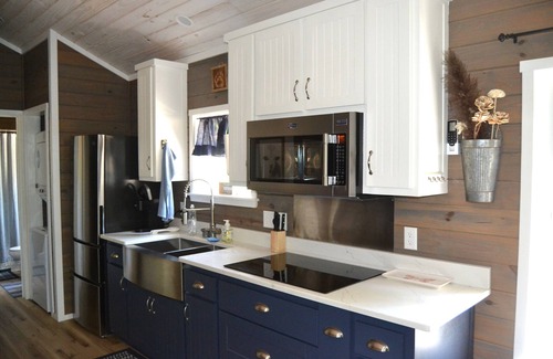 Franklin House | Storybook Mountain Cottage – Romantic Cottage w/Fire Pit & Private Porch