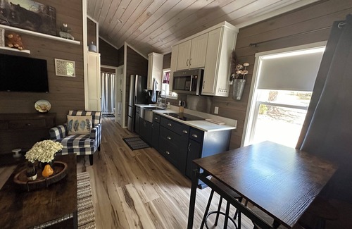 Franklin House | Storybook Mountain Cottage – Romantic Cottage w/Fire Pit & Private Porch