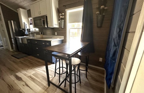 Franklin House | Storybook Mountain Cottage – Romantic Cottage w/Fire Pit & Private Porch