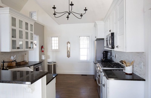 Evergreen Cabin | Storybook Stone/Views/New Build/Luxe Saltwater Hot Tub/Walk to Trails/30 Day Min