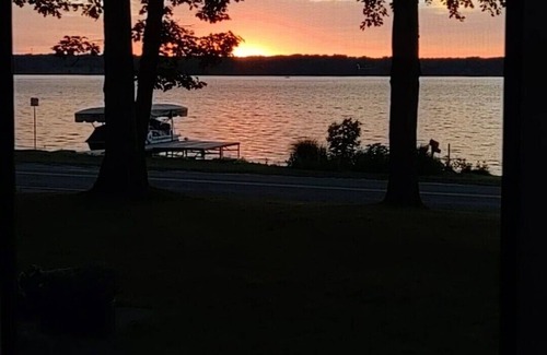 Whitehall Cottage | Storybook Sunset Cottage on White Lake. Excellent Location. Dock & Kayaks.