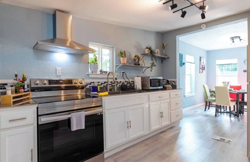 Holly House | Straight-5★ Austin Stay ✔️ Sparkling Clean ❤️ Walk to Top Breweries & BBQ