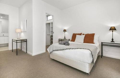Port Elliot House | Strangeways Stays -Slps 10 4 Bdrm Oceanview