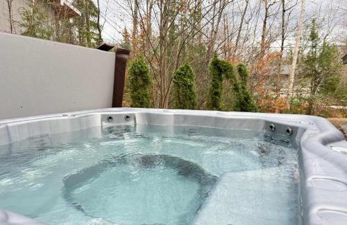 Jackson House | Strasse Ski Chalet Hot Tub Dog-Friendly Skiing