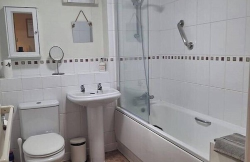 Shottery Apartment | Stratford-upon-Avon 1-Bed, Sleeps 4, Pets Allowed