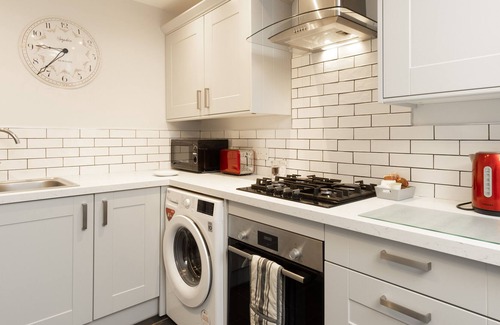 Welford House | Stratford House - Stunning home with private parking on quiet road in Leicester