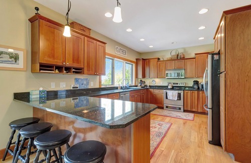 Stratton Mountain House | Stratton; 4 min! Shuttle, King Beds, Hot Tub, 2 FP