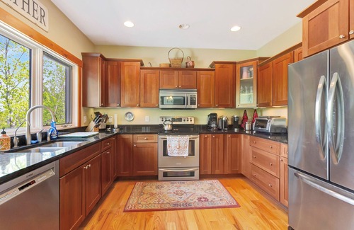 Stratton Mountain House | Stratton; 4 min! Shuttle, King Beds, Hot Tub, 2 FP