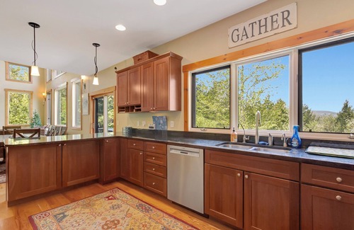 Stratton Mountain House | Stratton; 4 min! Shuttle, King Beds, Hot Tub, 2 FP