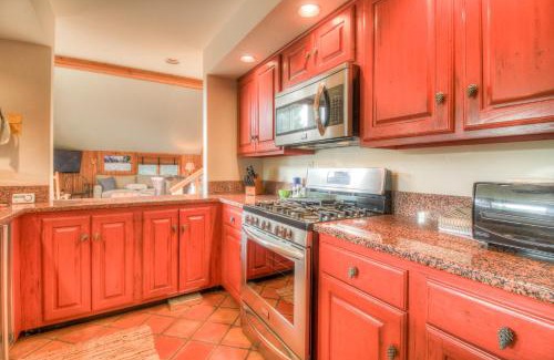 Stratton Mountain Apartment | Stratton Mountain Condo with a Hot Tub! Sleeps 12!