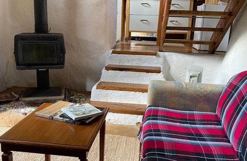 Medlow Bath Apartment | Strawbale HavennEarthen home in Medlow - romantic getaway for nature lovers