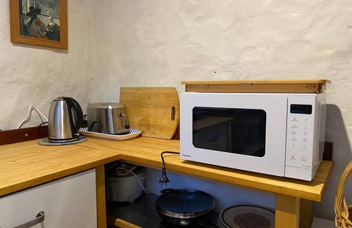 Medlow Bath Apartment | Strawbale HavennEarthen home in Medlow - romantic getaway for nature lovers
